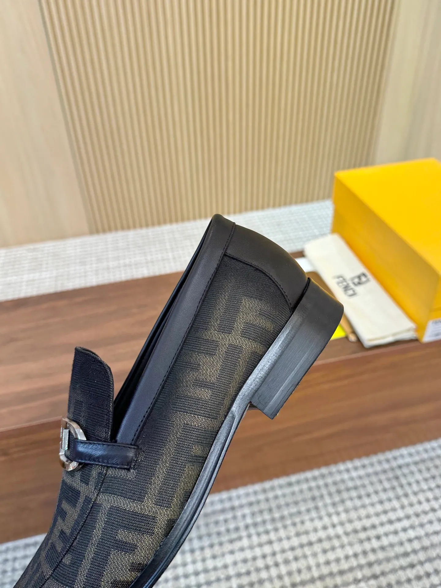 [FENDI] Top P: 980💰 ▪️Size: Men's 39-44. (Customized at 38.45.46) Fendi men's business casual leather shoes Imported brand cloth/calfskin/open edge beads/brand logo printing -Inside: Comfortable cowhide lining -Outsole: Genuine leather outsole with rubber backing embedded in the heel, perfect injection molding -Ultra-high quality control·Fine workmanship: highlighted (high-end·luxury·grade)